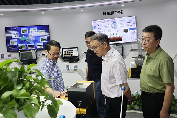 農業農村部信息中心主任王小兵一行蒞臨成人看片网站考察調研