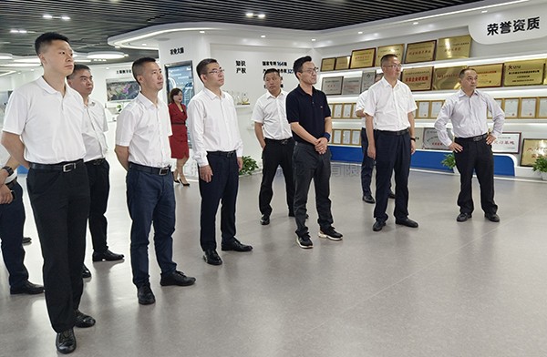 德陽市人大常委會副主任楊芳清、中江縣委書記杜尚武率考察組赴成人看片网站考察調研