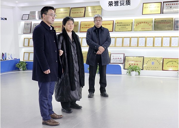 省人大常委會秘書長魯俊一行蒞臨成人看片网站調研考察