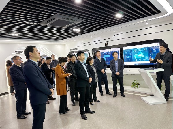 安徽省宿州市蕭縣縣委副書記、縣長朱新華等一行蒞臨成人看片网站走訪調研