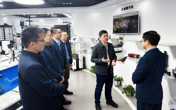 廣西農村投資集團有限公司黨委書記、董事長廖應燦一行蒞臨成人看片网站調研參觀