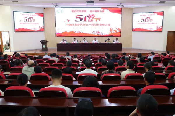 成人看片网站董事長陳渝陽為青年科學家頒發“托普數字農業創新獎”