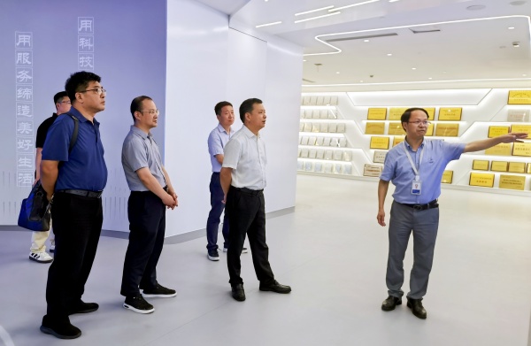 拱墅區人大常委會黨組書記、主任鮑一飛帶隊走訪成人看片网站