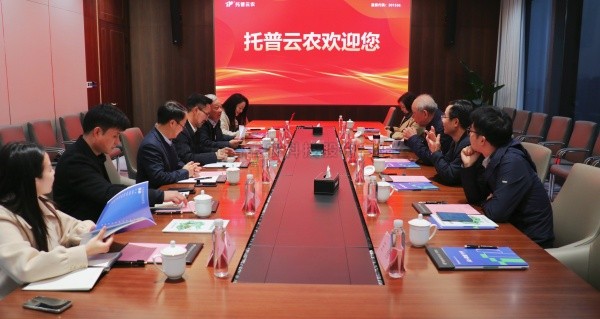 周國富率浙江大學校友代表團考察成人看片网站