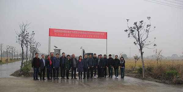 成人看片网站副總經理朱旭華（左二）為考察團一行詳細介紹了水稻病蟲害綠色防控設備