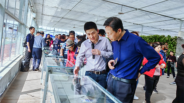 成人看片网站副總經理陳曦向培訓班介紹托普智能終端