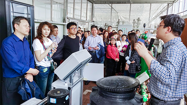 成人看片网站技術專家為培訓班介紹水肥一體化係統