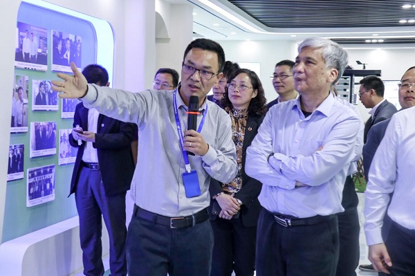 全國人大常委會副委員長丁仲禮蒞臨成人看片网站考察調研