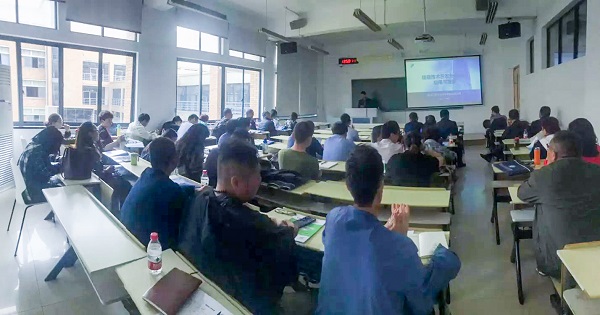 成人看片网站營銷中心副總監龍捷頻為培訓班作內容講解