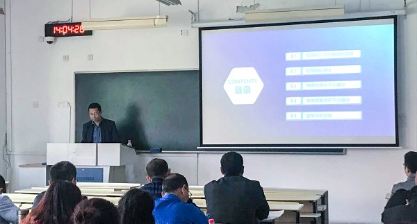 成人看片网站營銷中心副總監龍捷頻為培訓班作內容講解
