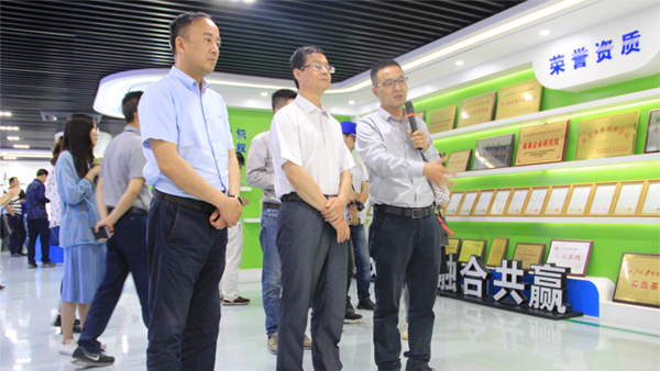 謝主任一行參觀成人看片网站展廳