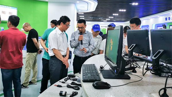 謝主任一行參觀成人看片网站展廳