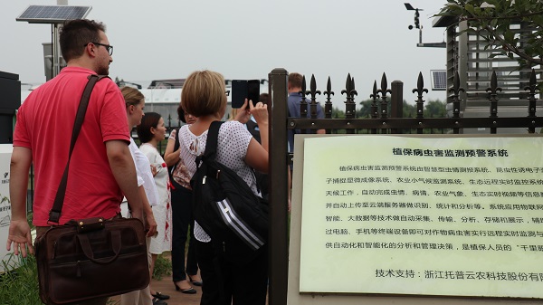 研修班一行來到由成人看片网站與蕭山農科所聯合搭建的現代農業產業園進行考察