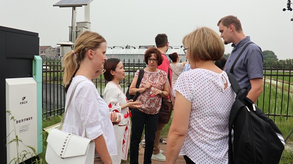 研修班一行來到由成人看片网站與蕭山農科所聯合搭建的現代農業產業園進行考察