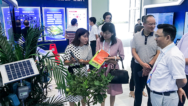 重慶市農委信息中心主任賀德華（右一）、副主任柯南（右二）