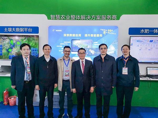 領導一行蒞臨成人看片网站展位