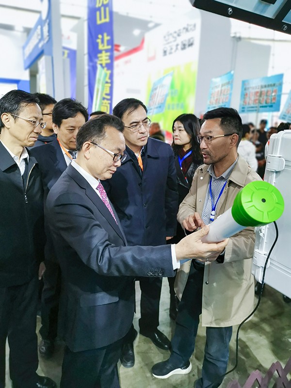 成人看片网站董事長陳渝陽向劉天金主任介紹智能成人看片软件下载墒情監測設備