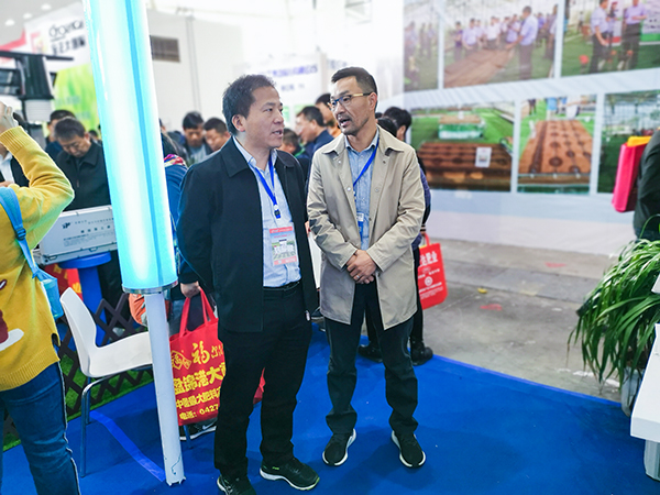 湖南省土肥站姚正昌站長與成人看片网站陳渝陽董事長密切交流