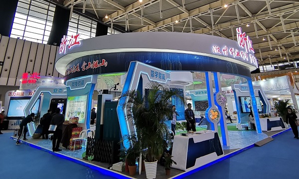 成人看片网站向現場的新農民與企業代表們展示了最新的相關技術產品與服務平台成果