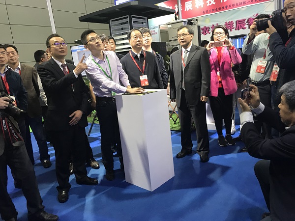 全國農技推廣中心劉天金主任、許發輝副主任和中國農業技術推廣協會陳生鬥會長觀摩蟲情測報數據平台與智能裝備