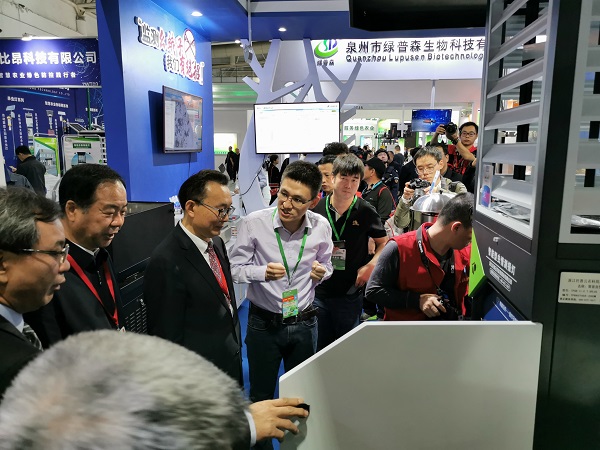 全國農技推廣中心劉天金主任、許發輝副主任和中國農業技術推廣協會陳生鬥會長觀摩蟲情測報數據平台與智能裝備