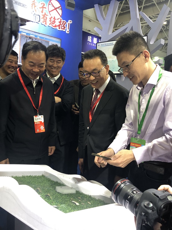 劉天金主任、陳生鬥會長、全國農技推廣中心測報處劉萬才處長近距離見證“蟲害識別”