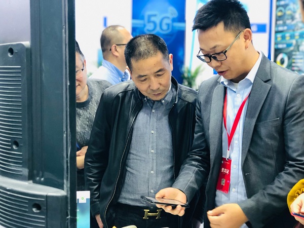 成人看片网站技術人員為用戶演示見蟲APP