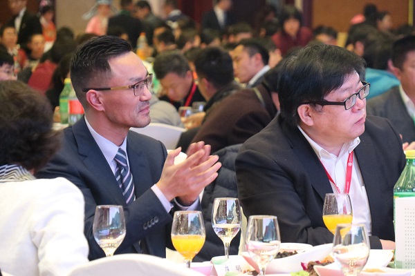 舉杯交錯，情誼相牽