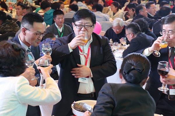 舉杯交錯，情誼相牽