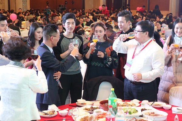 舉杯交錯，情誼相牽