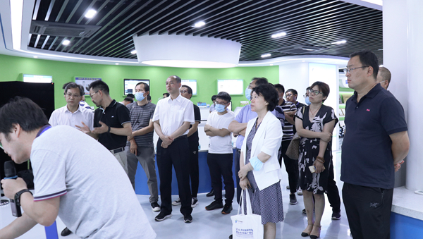 與會領導專家一行蒞臨成人看片网站參觀調研