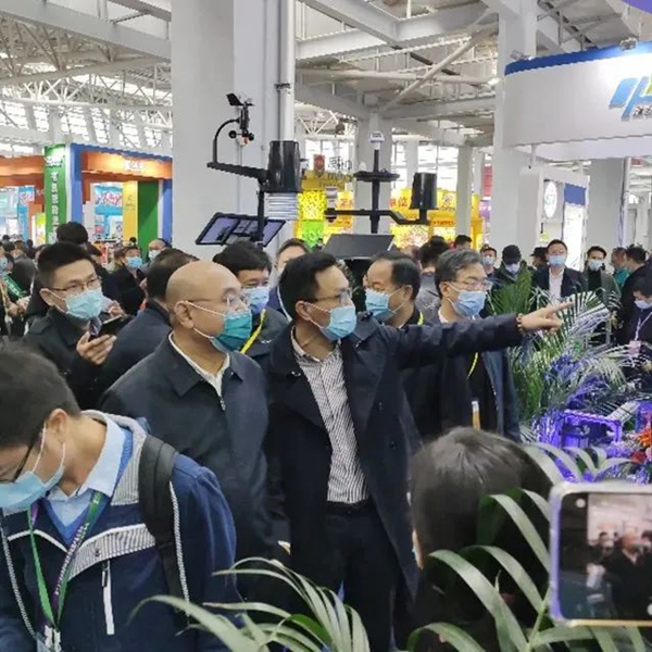農業農村部種植業管理司潘文博司長、全國農技中心魏啟文主任、中國農業技術推廣協會陳生鬥會長一行蒞臨成人看片网站展位