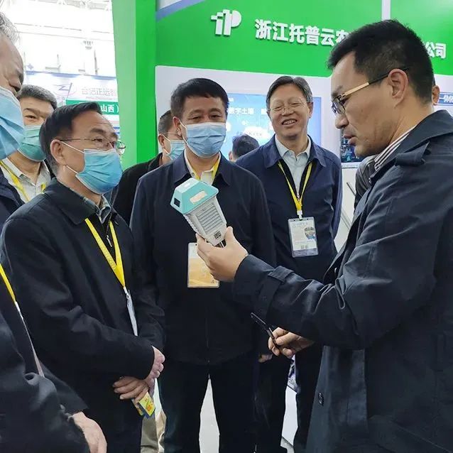 陳渝陽董事長向魏啟文主任、陳生鬥會長一行介紹溫室寶