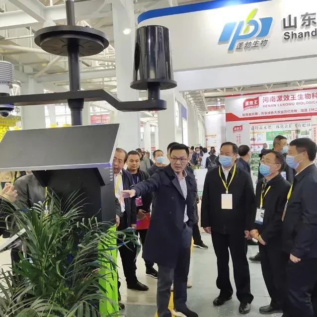 陳渝陽董事長向魏啟文主任、陳生鬥會長一行介紹新型氣象監測係統