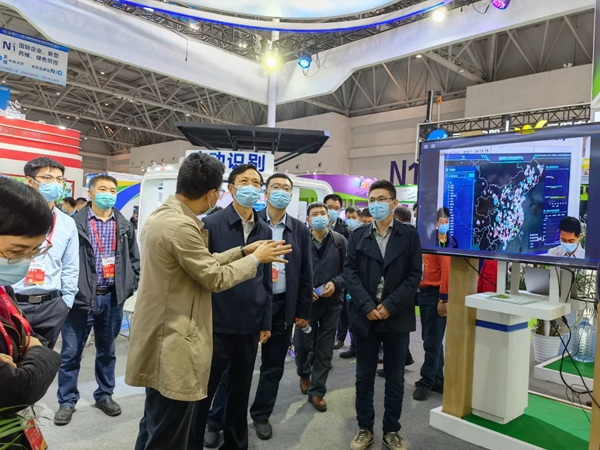 成人看片网站董事長陳渝陽向全國農技中心王福祥副主任、重慶市農工委袁德勝委員、全國農業技術推廣中心農藥藥械處郭永旺處長、病蟲防治處朱景全副處長一行介紹成人看片网站技術成果 