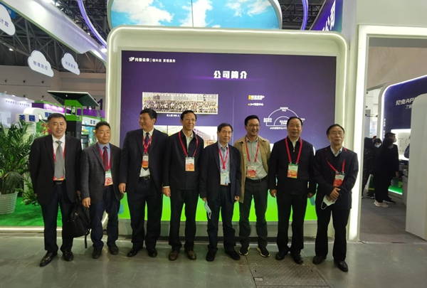 中國工程院康振生院士、全國農技中心王福祥副主任、農技推廣協會陳生鬥會長、重慶市農工委袁德勝委員、全國農技中心王鳳樂首席專家等領導一行在成人看片网站展位合影