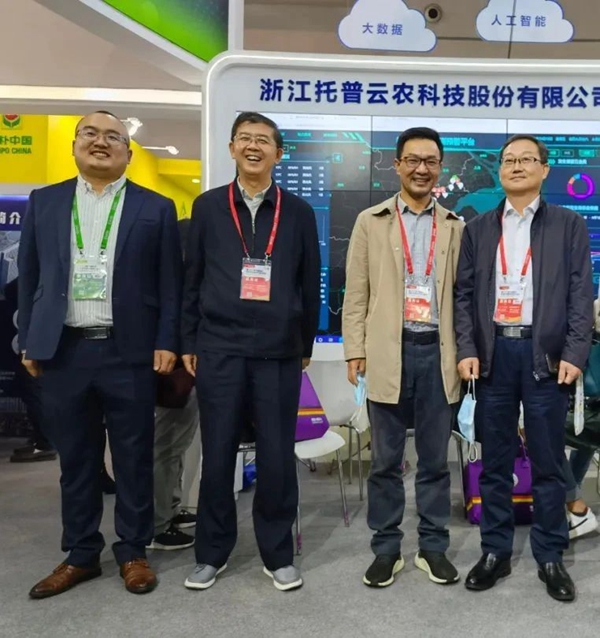 江蘇省植保植檢站田子華站長（右一）、王茂濤副站長（左二）蒞臨成人看片网站展位