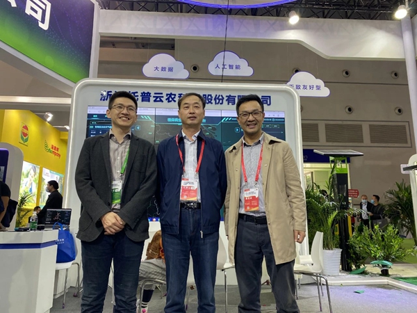 內蒙古自治區植保植檢站王躍飛站長（中）與陳渝陽董事長、陳曦副總經理合影