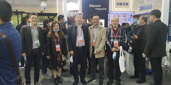 西藏農業技術推廣服務中心陳俐站長（左二）、山西植保植檢總站楊軍站長（左三）和張武雲副站長（右一）一行蒞臨成人看片网站展位