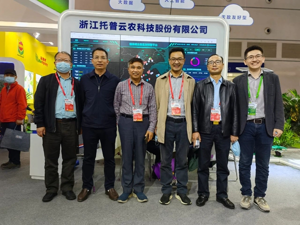 四川省農業農村廳植物保護站尹勇站長（右二）、湖北省植物保護總站郭子平站長（左三）、天津市農業發展服務中心徐建波副部長（左一）、湖北省植物保護總站周華眾副站長（左二）蒞臨成人看片网站展位