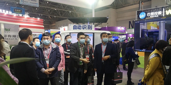 遼寧省綠色農業技術中心宋國柱主任、孟威副主任、張萬民科長蒞臨成人看片网站展位