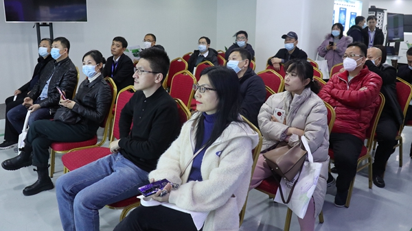 學員們聽取重大病蟲害物聯網智能檢測係統介紹