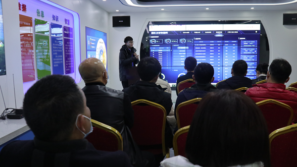 學員們聽取耕保數據平台介紹