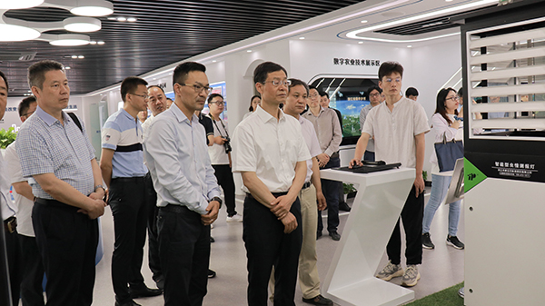 謝建華主任一行還參觀了成人看片网站智慧展廳