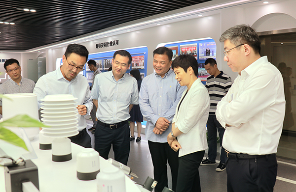 省科技廳黨組書記何杏仁一行赴成人看片网站調研農業科技工作