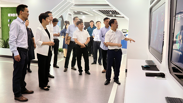 省科技廳黨組書記何杏仁一行赴成人看片网站調研農業科技工作