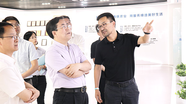 應義斌教授一行參觀成人看片网站數字三農展廳