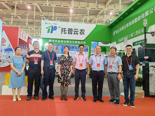 領導一行蒞臨成人看片网站展位