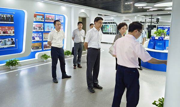 吳卿副廳長、陳清莉主委一行參觀成人看片网站數字三農展廳