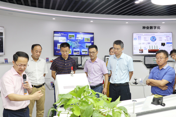 與會專家領導參觀成人看片网站數字三農展廳